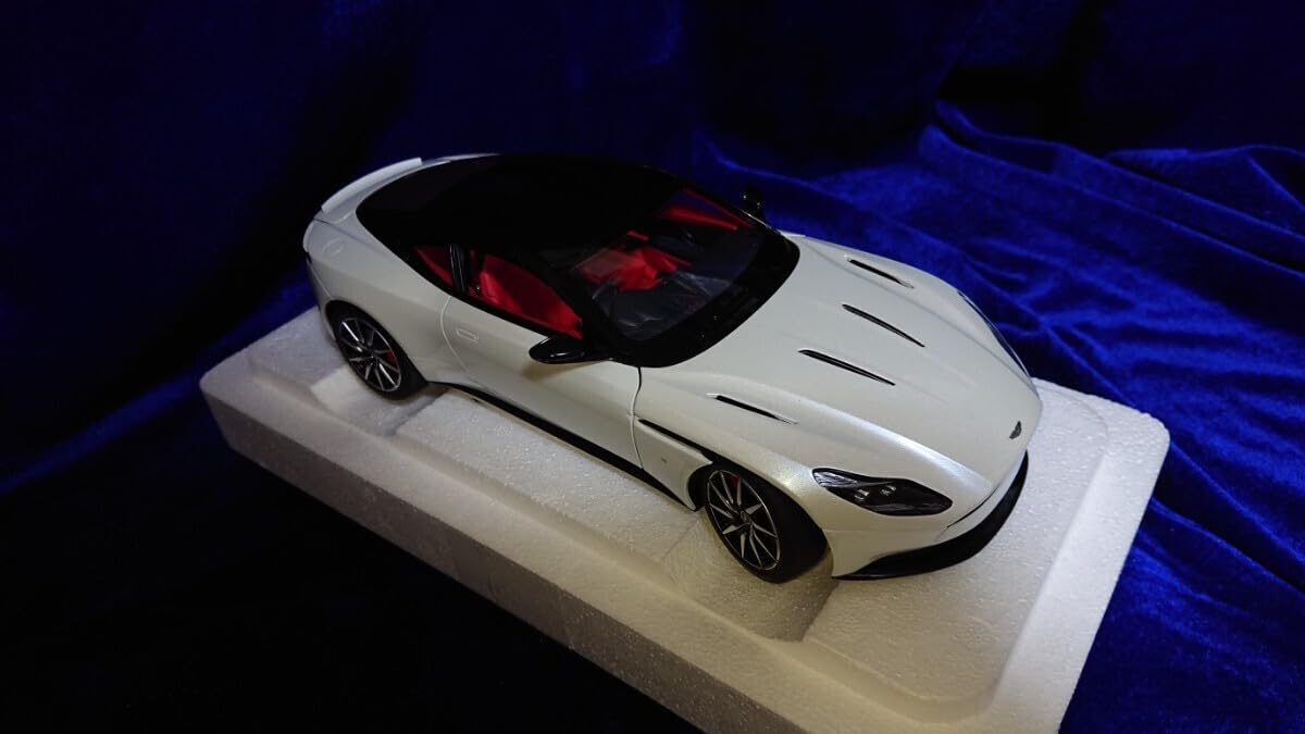 Amazon.co.jp: 1/18 Aston Martin DB11 Morning Frost White